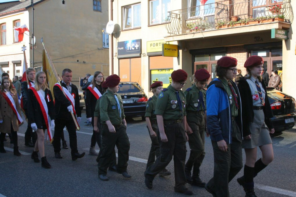 W wielkim pochodzie świętowano Dzień Niepodległości w Końskich [Fotorelacja]