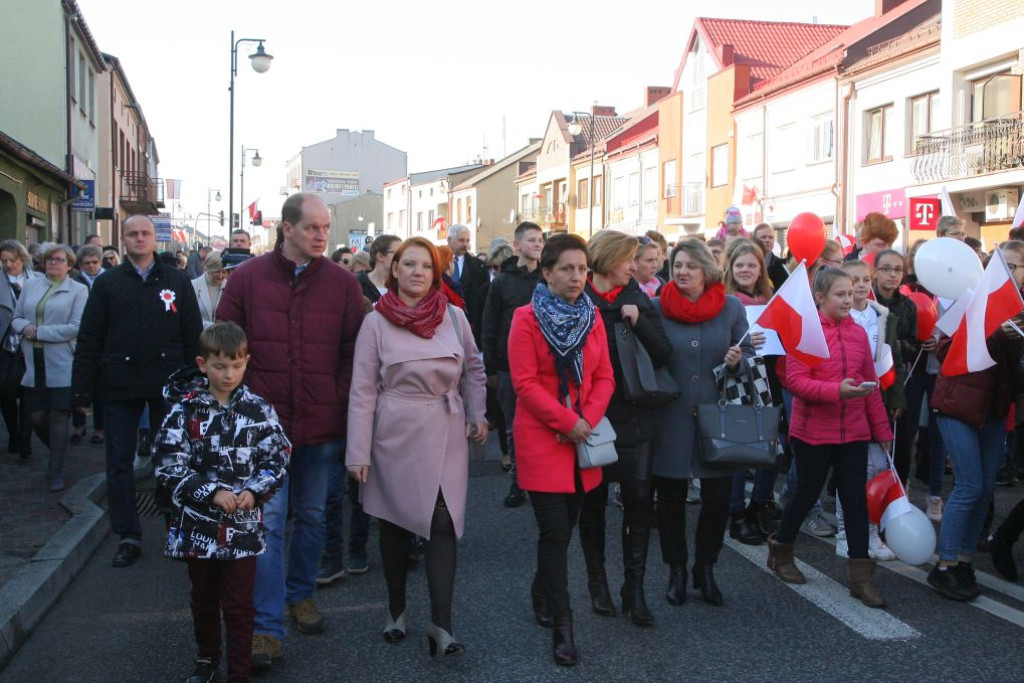 W wielkim pochodzie świętowano Dzień Niepodległości w Końskich [Fotorelacja]