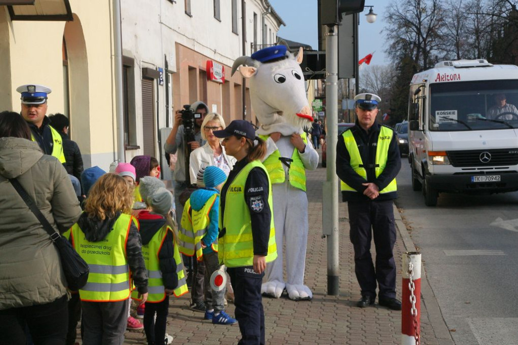 Policjanci uczyli przedszkolaki przechodzenia przez jezdnię [wideo, zdjęcia]