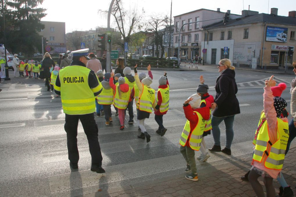 Policjanci uczyli przedszkolaki przechodzenia przez jezdnię [wideo, zdjęcia]