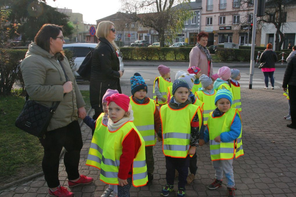 Policjanci uczyli przedszkolaki przechodzenia przez jezdnię [wideo, zdjęcia]