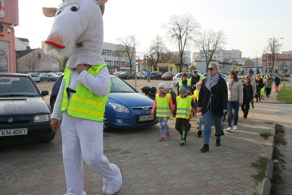 Policjanci uczyli przedszkolaki przechodzenia przez jezdnię [wideo, zdjęcia]