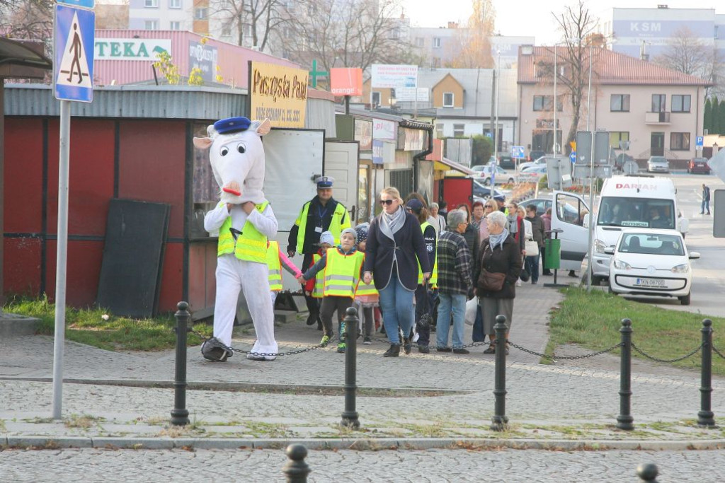 Policjanci uczyli przedszkolaki przechodzenia przez jezdnię [wideo, zdjęcia]