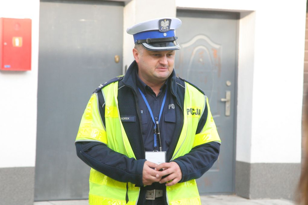 Policjanci uczyli przedszkolaki przechodzenia przez jezdnię [wideo, zdjęcia]