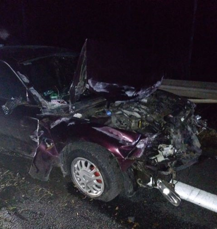 Uderzył w bariery i kompletnie zniszczył auto [zdjęcia]