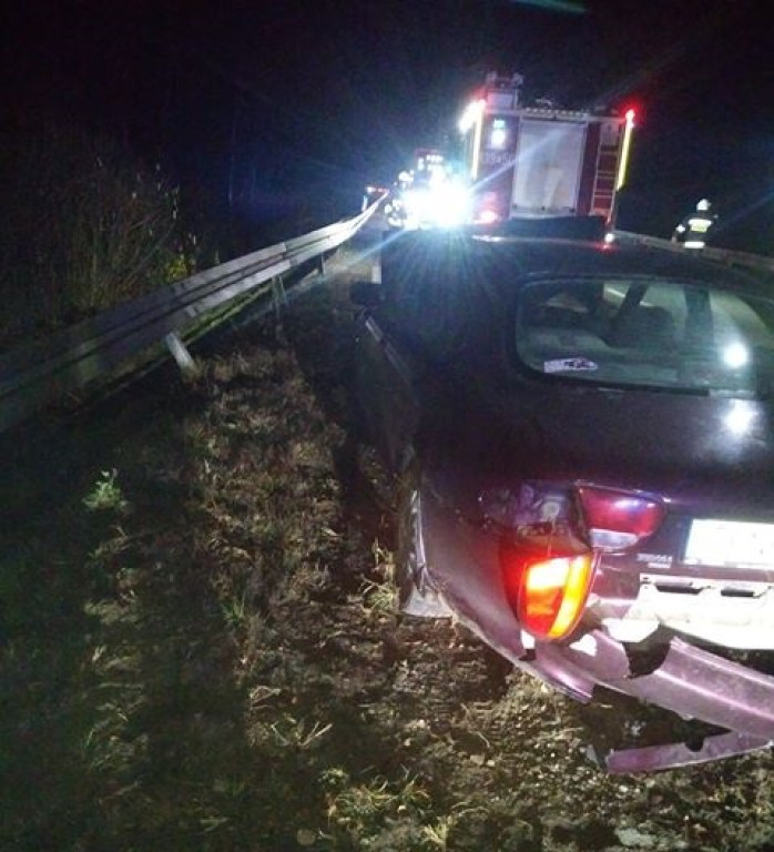 Uderzył w bariery i kompletnie zniszczył auto [zdjęcia]