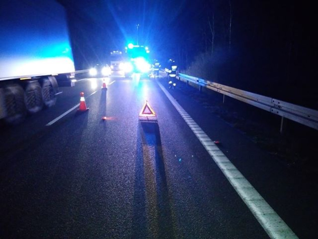 Uderzył w bariery i kompletnie zniszczył auto [zdjęcia]