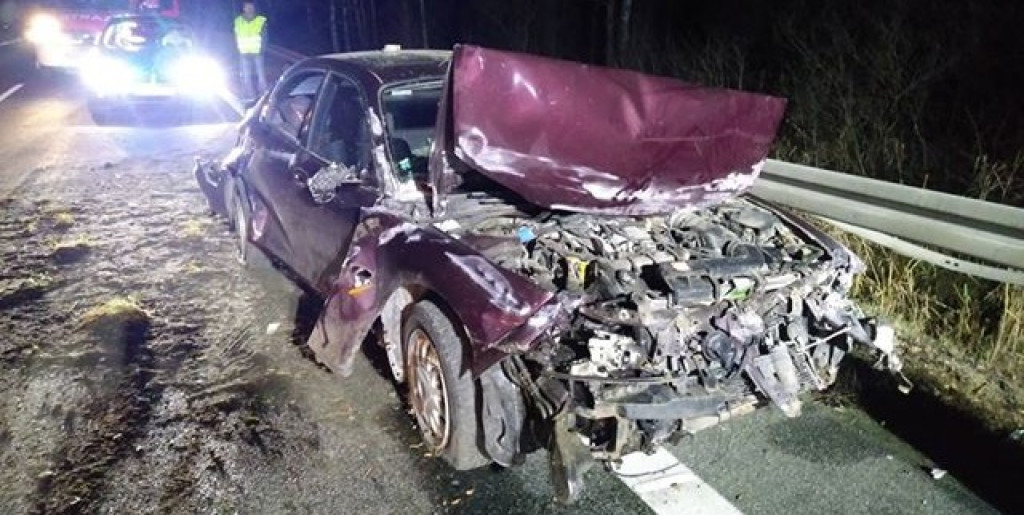 Uderzył w bariery i kompletnie zniszczył auto [zdjęcia]
