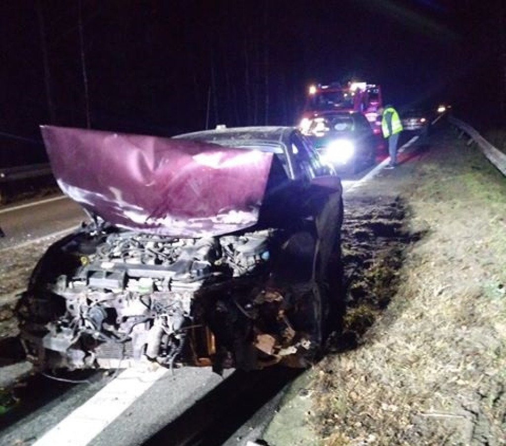 Uderzył w bariery i kompletnie zniszczył auto [zdjęcia]