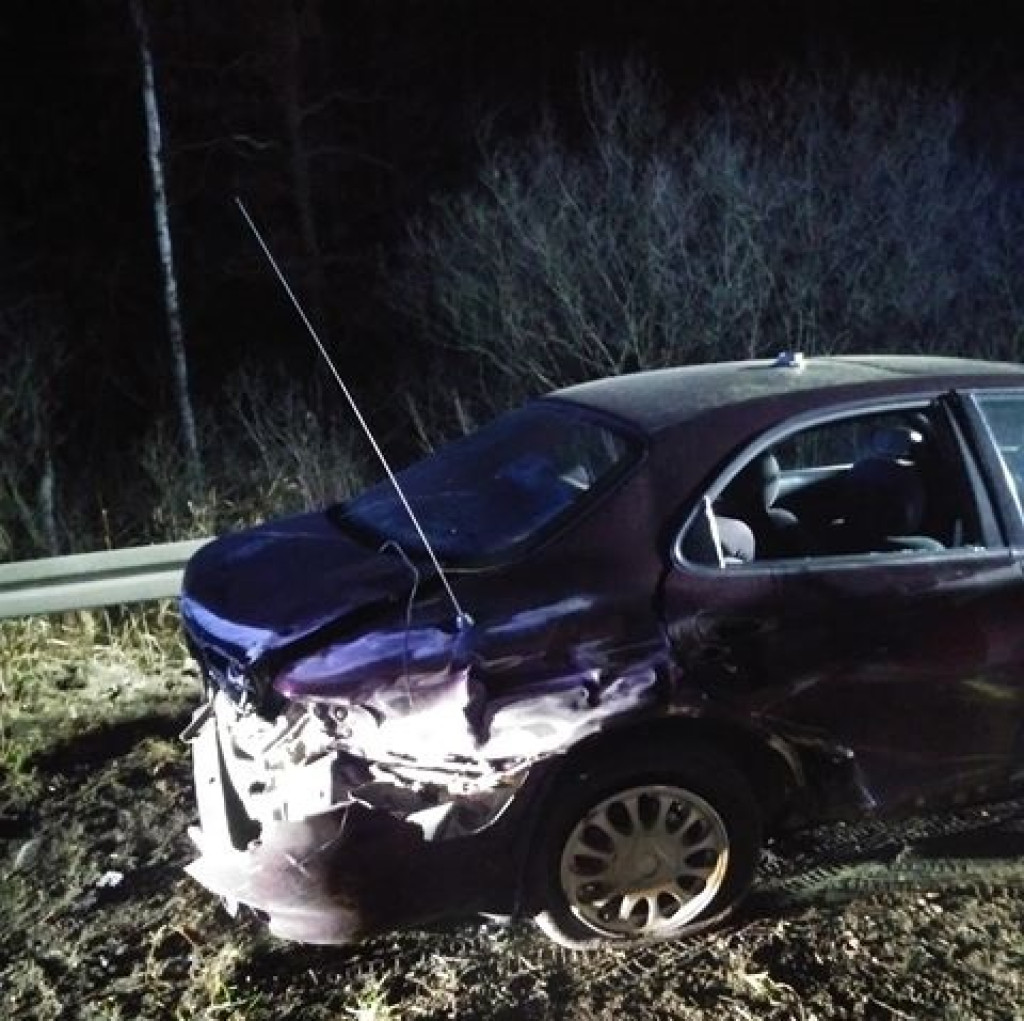 Uderzył w bariery i kompletnie zniszczył auto [zdjęcia]