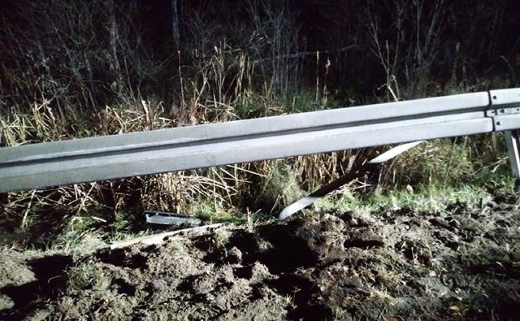 Uderzył w bariery i kompletnie zniszczył auto [zdjęcia]