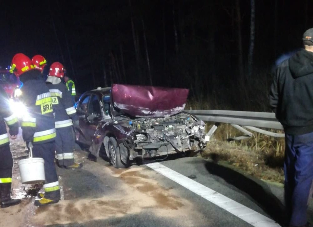 Uderzył w bariery i kompletnie zniszczył auto [zdjęcia]