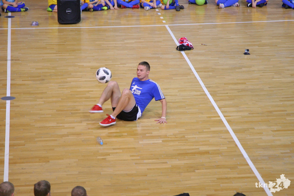 Mikołajkowy turniej Akademii Piłkarskiej z pokazem Freestyle Footballu [wideo, zdjęcia]