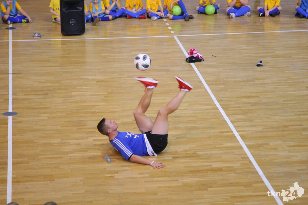 Mikołajkowy turniej Akademii Piłkarskiej z pokazem Freestyle Footballu [wideo, zdjęcia]