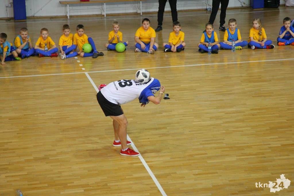 Mikołajkowy turniej Akademii Piłkarskiej z pokazem Freestyle Footballu [wideo, zdjęcia]