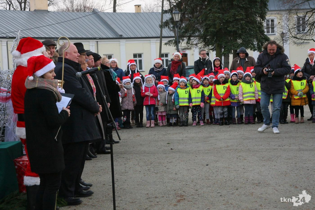 Relacja wideo: Zapalenie lampek na choince w Końskich! [wideo, zdjęcia]