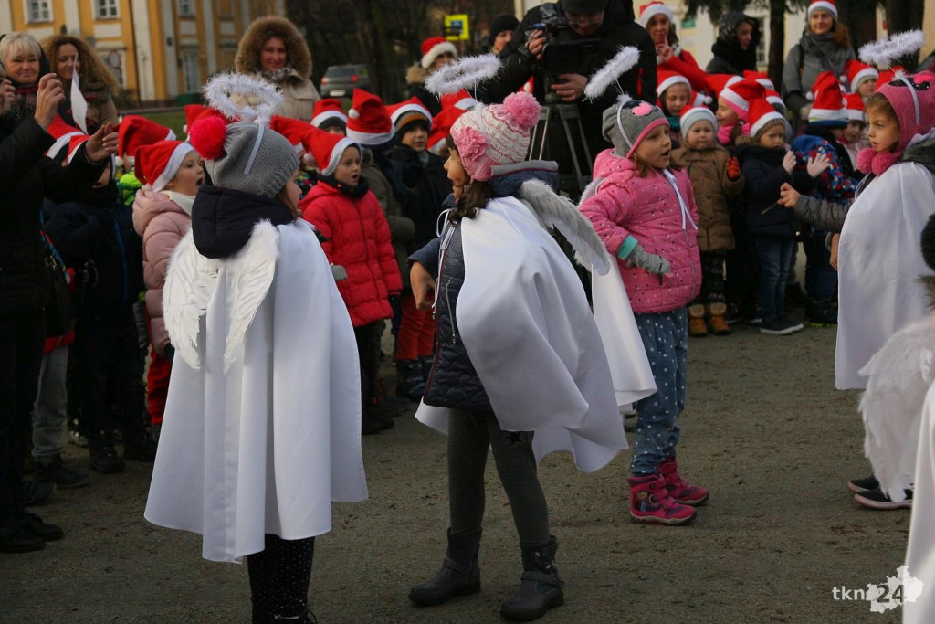 Relacja wideo: Zapalenie lampek na choince w Końskich! [wideo, zdjęcia]