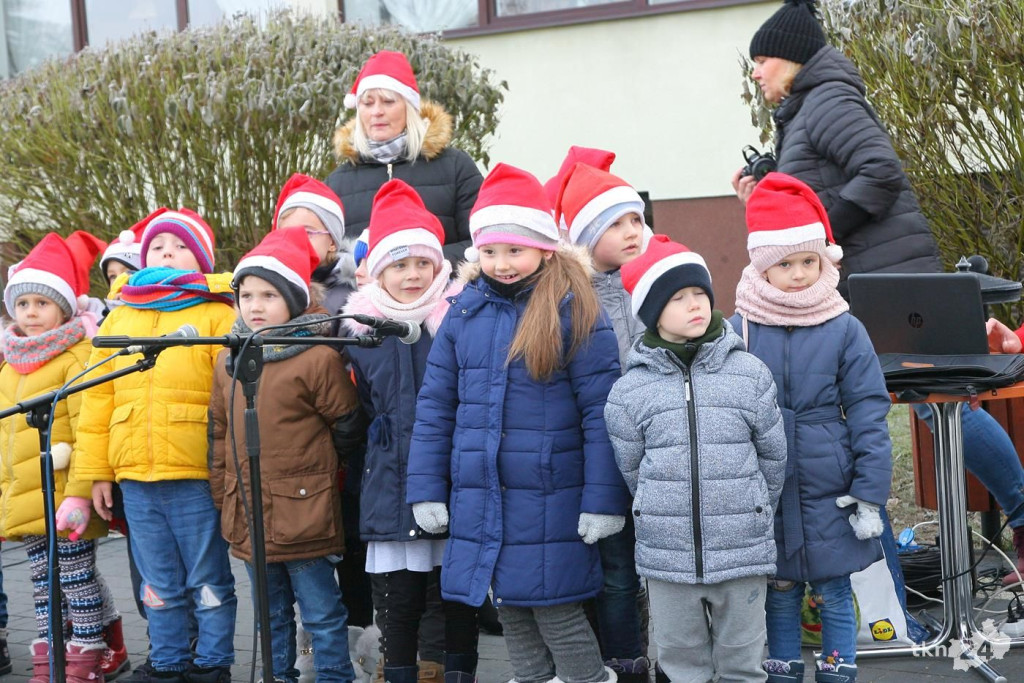W Mikołajki rozświetlono choinkę w Stąporkowie [fotorelacja]
