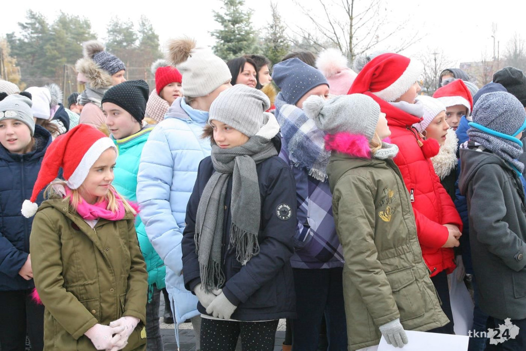 W Mikołajki rozświetlono choinkę w Stąporkowie [fotorelacja]