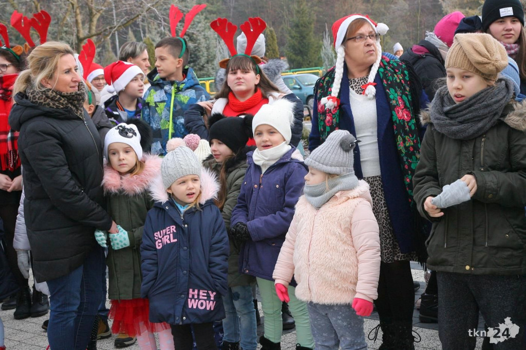 W Mikołajki rozświetlono choinkę w Stąporkowie [fotorelacja]