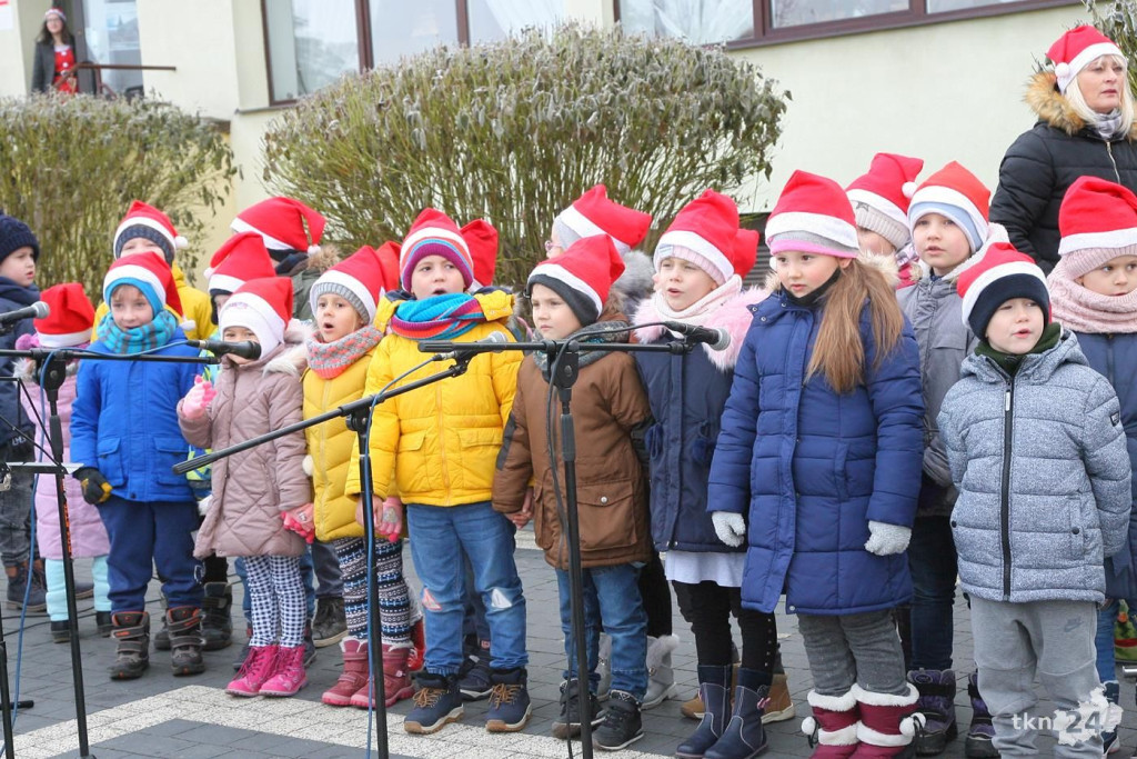 W Mikołajki rozświetlono choinkę w Stąporkowie [fotorelacja]