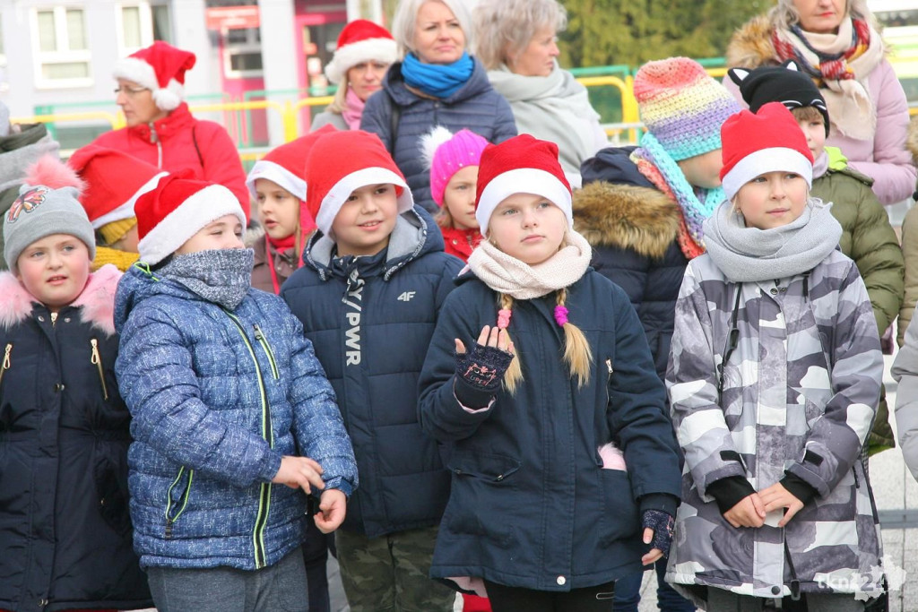 W Mikołajki rozświetlono choinkę w Stąporkowie [fotorelacja]