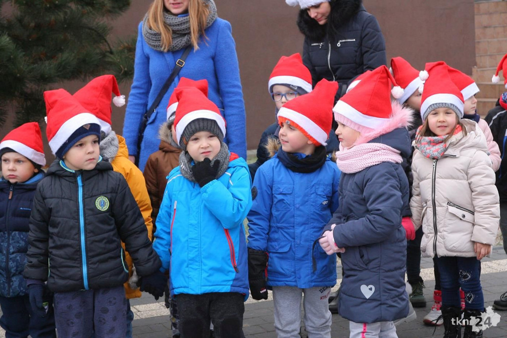 W Mikołajki rozświetlono choinkę w Stąporkowie [fotorelacja]