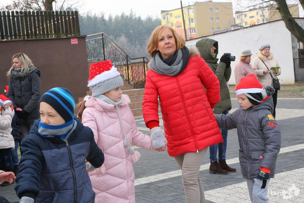 W Mikołajki rozświetlono choinkę w Stąporkowie [fotorelacja]