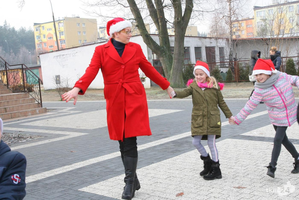 W Mikołajki rozświetlono choinkę w Stąporkowie [fotorelacja]