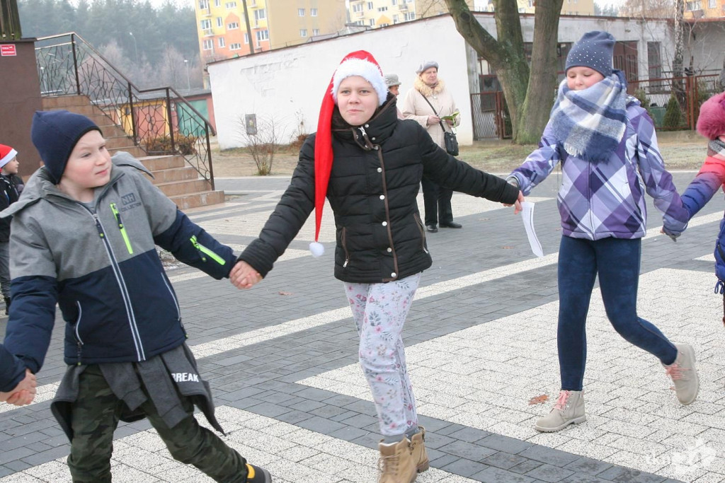 W Mikołajki rozświetlono choinkę w Stąporkowie [fotorelacja]
