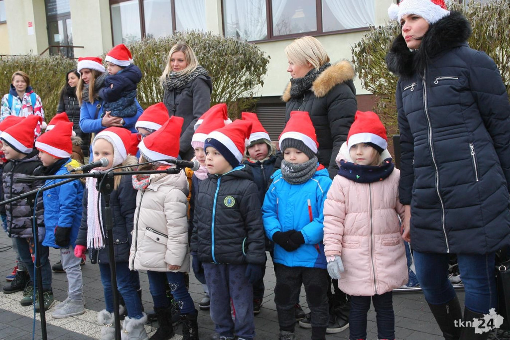 W Mikołajki rozświetlono choinkę w Stąporkowie [fotorelacja]