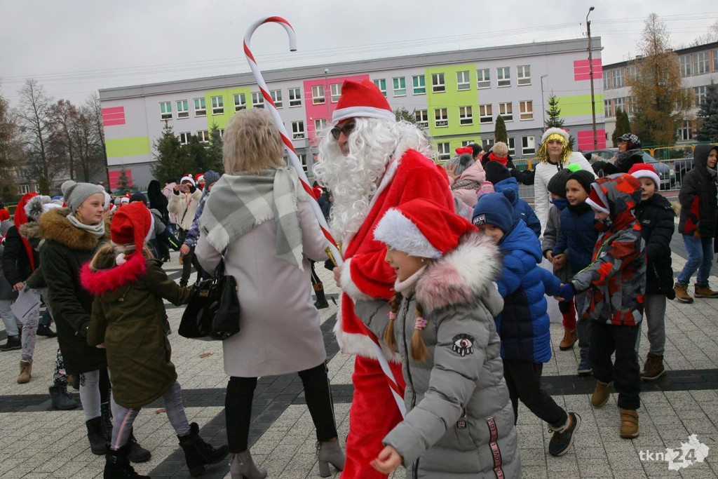 W Mikołajki rozświetlono choinkę w Stąporkowie [fotorelacja]