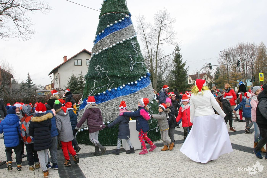 W Mikołajki rozświetlono choinkę w Stąporkowie [fotorelacja]