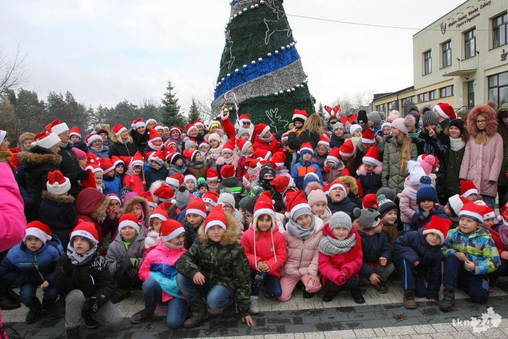 W Mikołajki rozświetlono choinkę w Stąporkowie [fotorelacja]