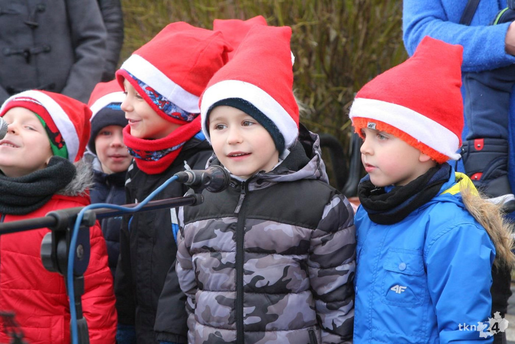 Relacja wideo: Iluminacja choinki w Stąporkowie