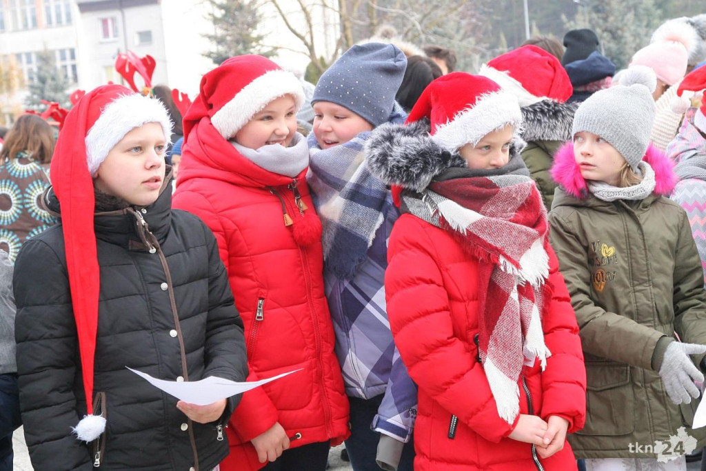 Relacja wideo: Iluminacja choinki w Stąporkowie