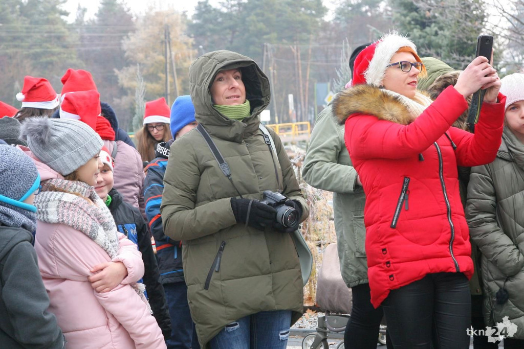Relacja wideo: Iluminacja choinki w Stąporkowie