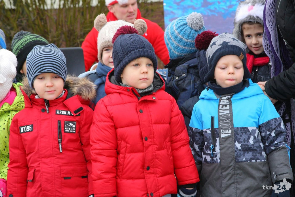 Relacja wideo: Iluminacja choinki w Stąporkowie