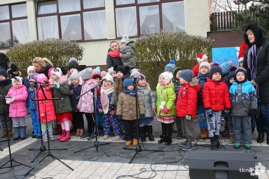 Relacja wideo: Iluminacja choinki w Stąporkowie