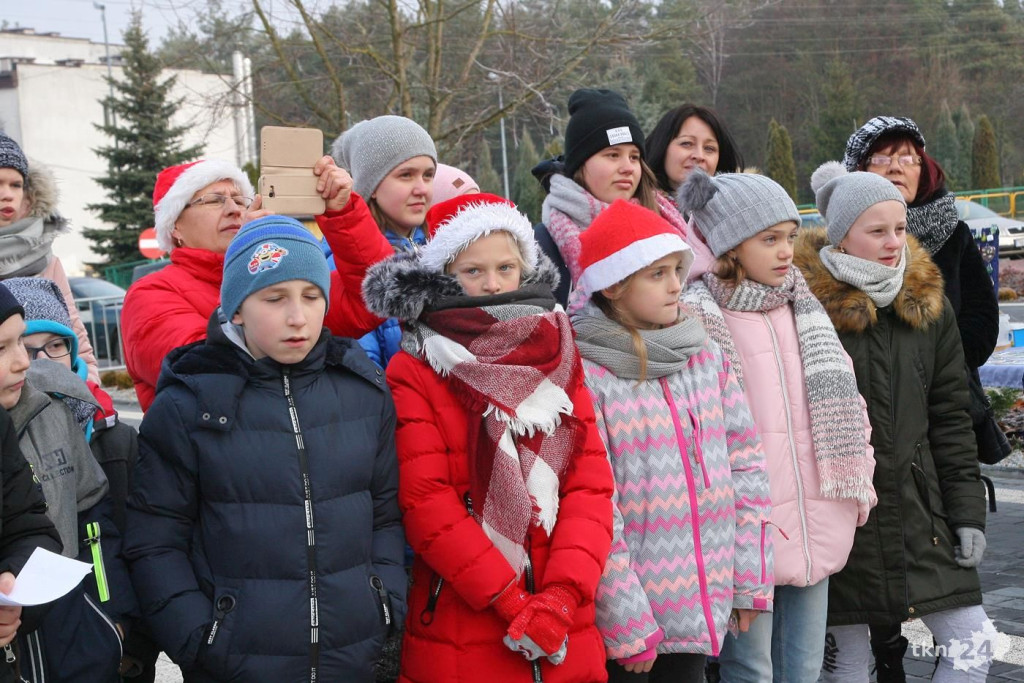 Relacja wideo: Iluminacja choinki w Stąporkowie