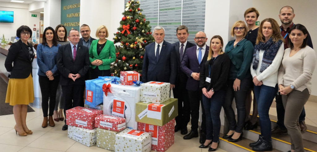 Przekazali dary dla mieszkanki powiatu koneckiego [zdjęcia]