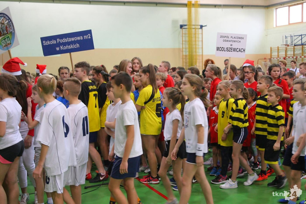 XVI Mikołajkowy Turniej Gier i Zabaw Szkół Podstawowych. Fotorelacja