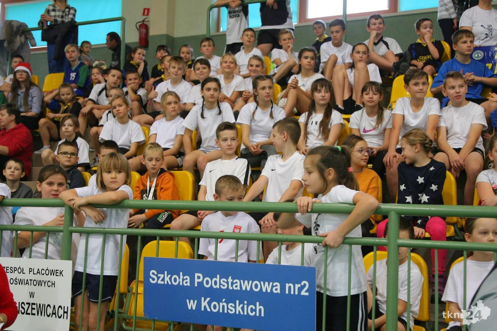 XVI Mikołajkowy Turniej Gier i Zabaw Szkół Podstawowych. Fotorelacja