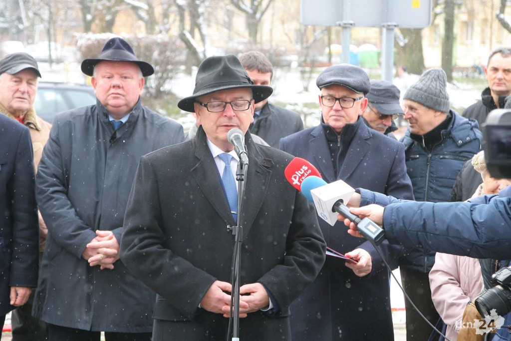Końskie: Odsłonili pamiątkową płytę i zakopali kapsułę pamięci [wideo, zdjęcia]