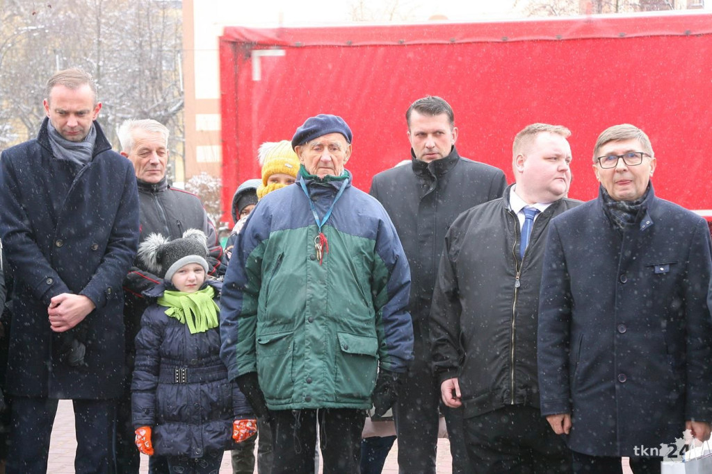 Końskie: Odsłonili pamiątkową płytę i zakopali kapsułę pamięci [wideo, zdjęcia]