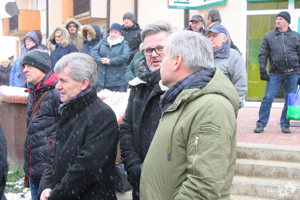 Końskie: Odsłonili pamiątkową płytę i zakopali kapsułę pamięci [wideo, zdjęcia]