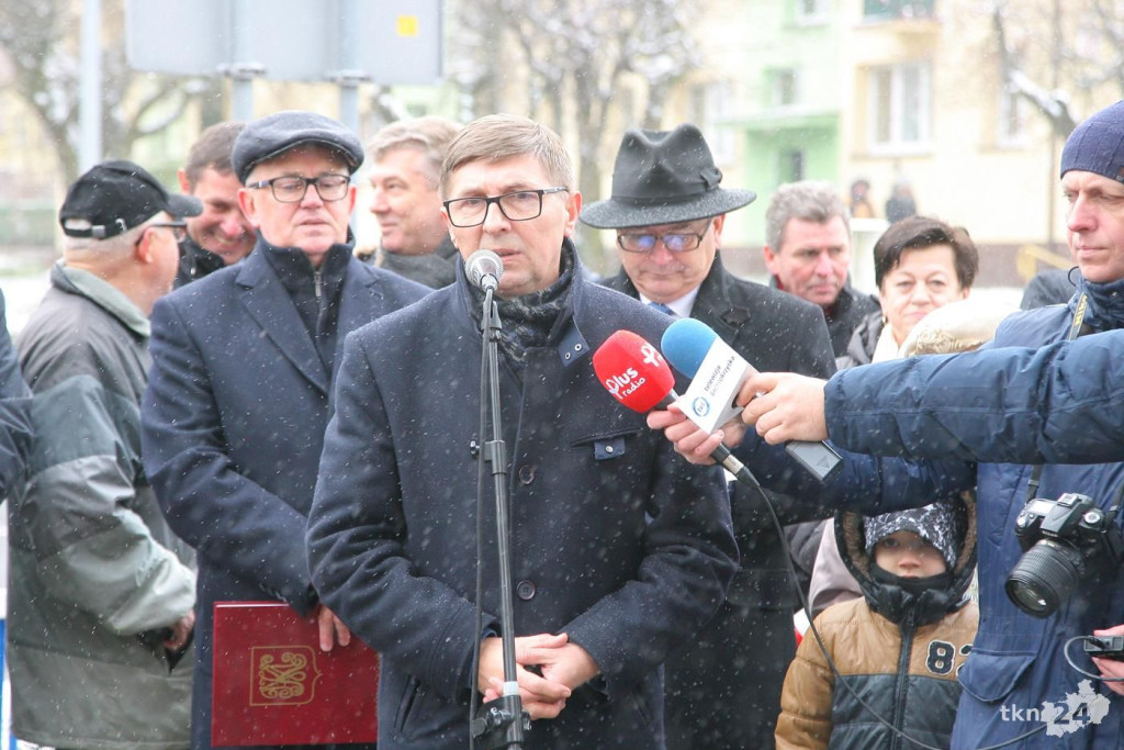 Końskie: Odsłonili pamiątkową płytę i zakopali kapsułę pamięci [wideo, zdjęcia]