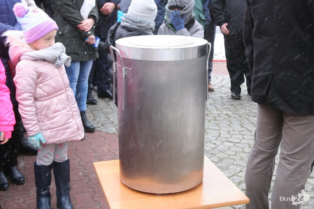 Końskie: Odsłonili pamiątkową płytę i zakopali kapsułę pamięci [wideo, zdjęcia]