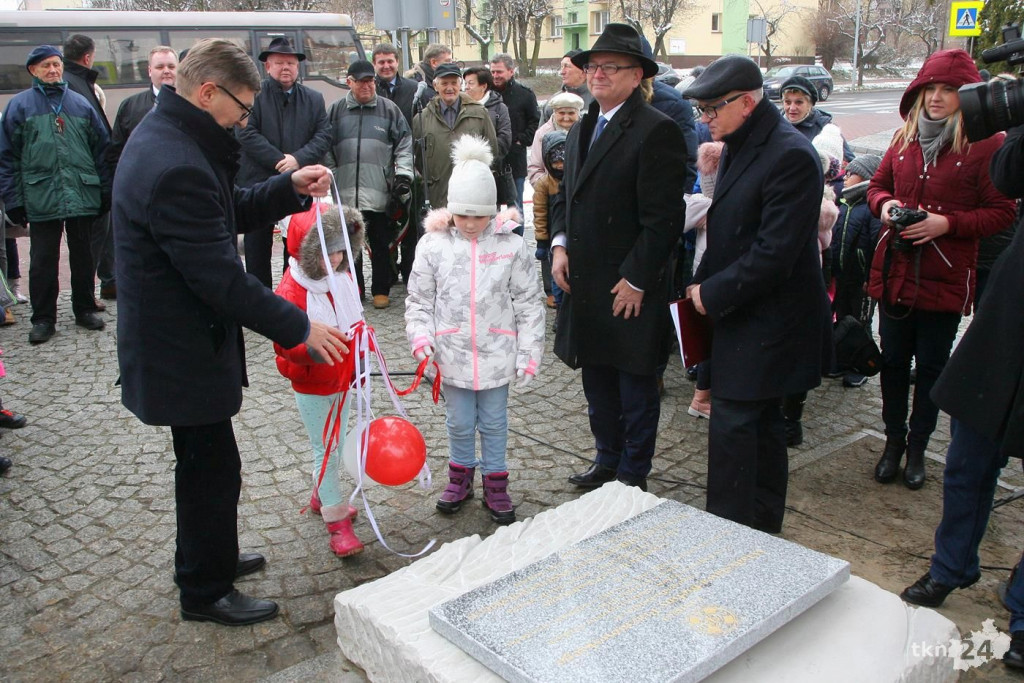 Końskie: Odsłonili pamiątkową płytę i zakopali kapsułę pamięci [wideo, zdjęcia]