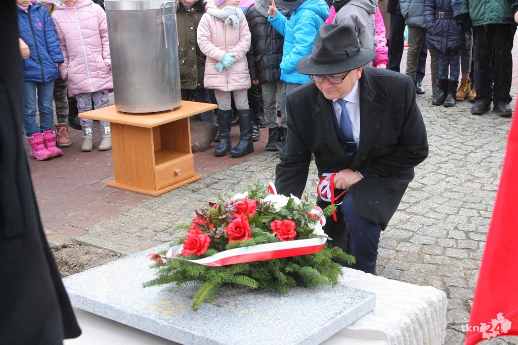 Końskie: Odsłonili pamiątkową płytę i zakopali kapsułę pamięci [wideo, zdjęcia]